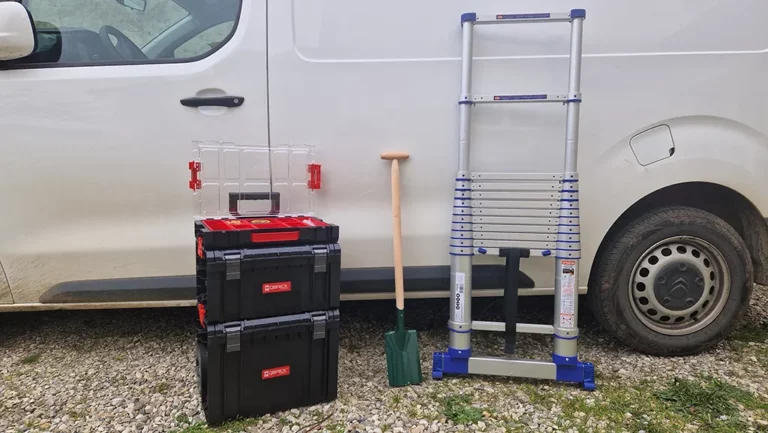 outillage caisse a outils sur roulette pelle echelle telescopique devant camion