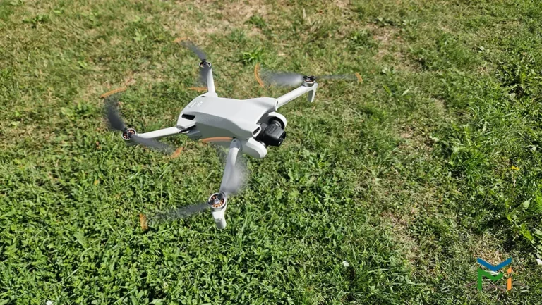 vue aerienne par drone d un corps de ferme isole en drome mise en valeur des dependances et terrains