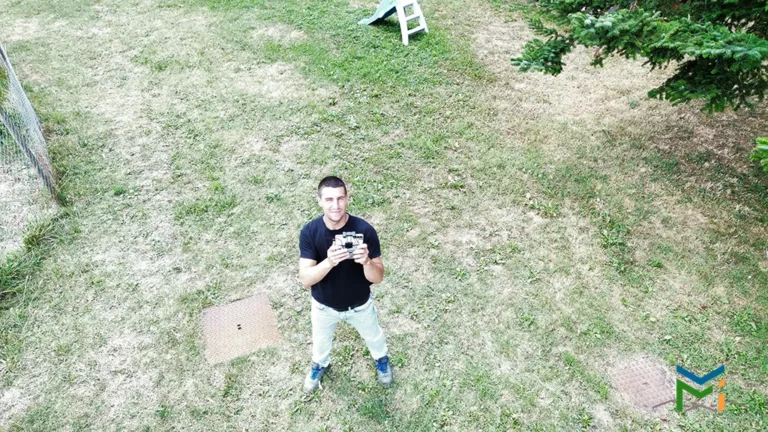 drone en vol utilise par telepilote certifie pour valoriser une maison a romans sur isere